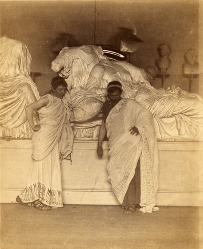 Due studenti maschi in costume greco davanti a un calco in gesso delle tre Parche dai Marmi di Elgin, c.1882-3 (stampa all